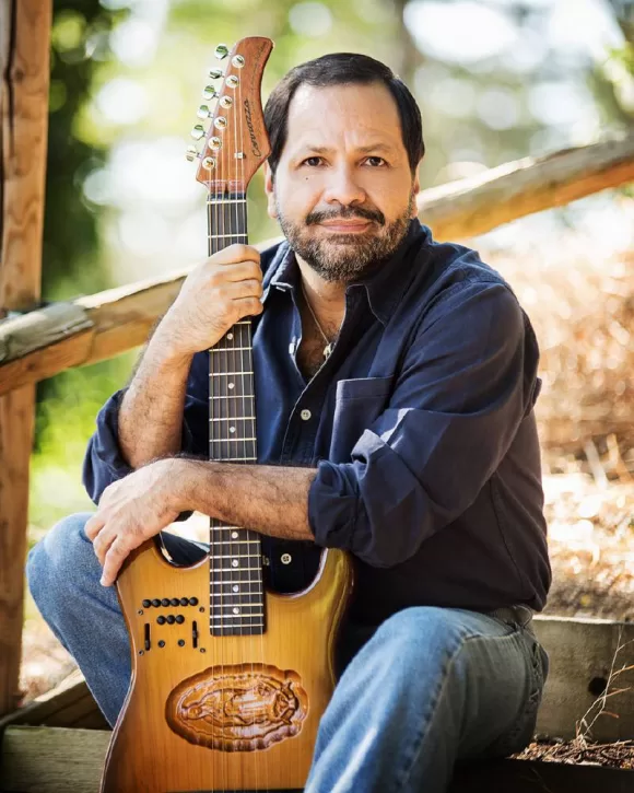 Martín abraza una guitarra