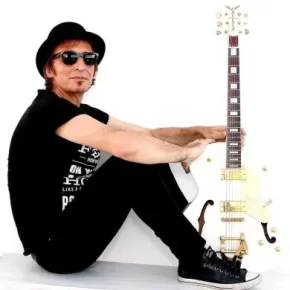 Daniel Poli con una guitarra