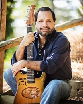Martín abrazando una guitarra
