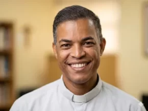 Imagen frontal de rostro de Fray Richard