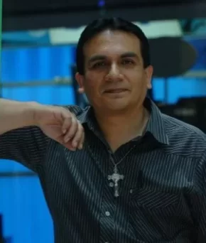 Luis Enrique Ascoy recostado en una columna